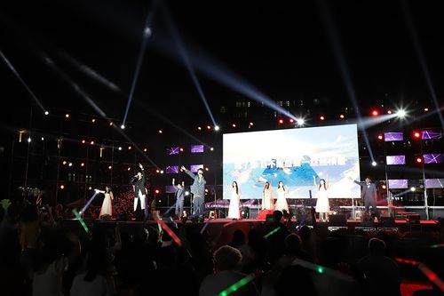 設(shè)計藝術(shù)學院舉辦學習宣傳貫徹黨的二十大精神暨第二十屆創(chuàng)意風文藝晚會策劃